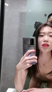 极品反差婊反差模特喜欢对着镜子做爱，享受给快速抽插